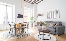 Sanders Lavender - Delightful Two-Bedroom Apartment Downtown